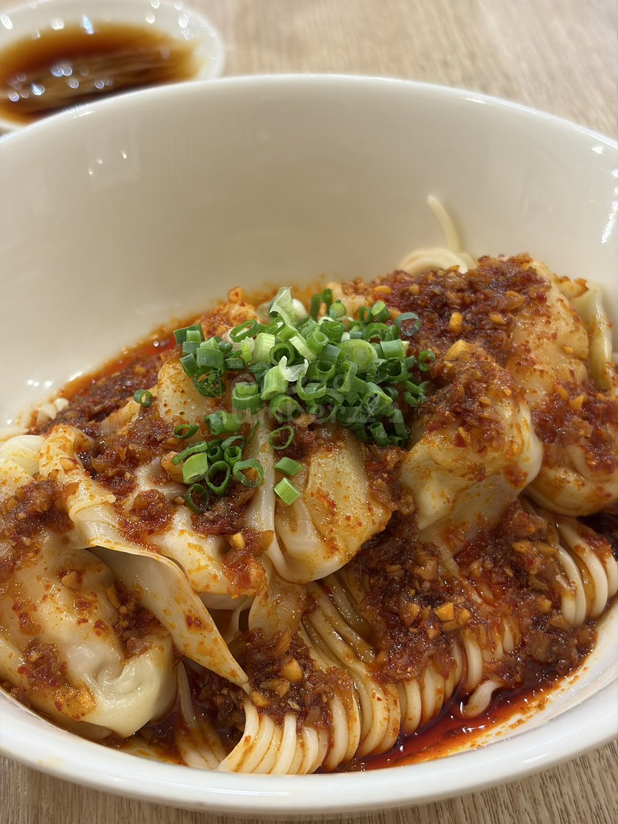 pizzanumber_1's tweet photo. ทุกคนมีร้านอาหารจีนในดวงใจกันมั้ยยย ทางนี้ขอยกให้บะหมี่เผ็ดที่รัก Din Tai Fung คือที่สุด 🍜✨

กินเผ็ดไม่เก่งแต่สู้ค่ะ เพราะเส้นกับเกี๊ยวกุ้งหมูสับร้านนี้ทำมาอร่อยมากกก ส่วนน้ำซอสก็กลมกล่อม มีทั้งเปรี้ยว หวาน และเผ็ดชาสไตล์เสฉวน
กินไปสักพักคือลิ้นชา 55555 แต่มันอร่อยจนหยุดซู้ดไม่ได้จริงๆ ใครเป็นสายเส้นและชอบความเผ็ดชาต้องไปโดนแล้ววว

📍 https://t.co/hxLJPkNWrE