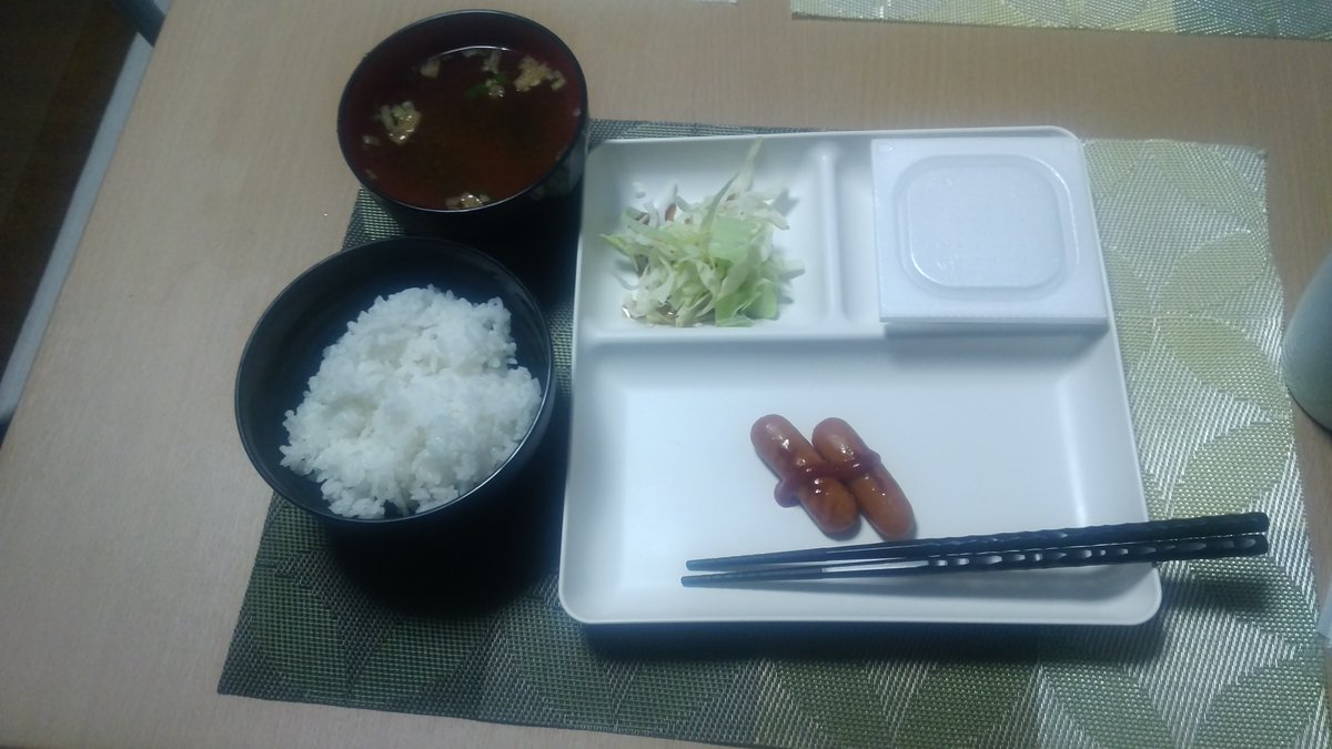 CORALFUKUROU's tweet photo. てつやです。GH（シェアハウス）に入って５日目の朝ごはんです。今日は３人で食べました。
お皿に２つだけのウィンナーですが、朝なのでこれで十分。お味噌汁とキャベツ炒め　納豆もおいしい。
今日もお仕事を頑張ります！
＃就労継続支援B　＃朝ごはん https://t.co/7yEgiTqRnK