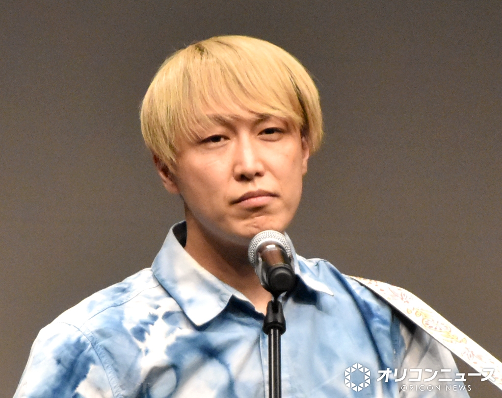 oricon's tweet photo. お見送り芸人しんいち、
父親が2000万円の借金→翌日ギャンブル
母親の驚きの反応「おとんと抱き合ってました」
https://t.co/6w2TT3wLCI
⠀
一度は離婚直前の事態になったが、父親が「働いてコツコツ返す」と決意。だが家族が団結した翌日、父が「ギャンブルで7万勝った！」と帰ってきたという。 それを聞いた母親は「メチャメチャキレると思ったら…あと1993万円や！って、おとんと抱き合ってました」と振り返った。