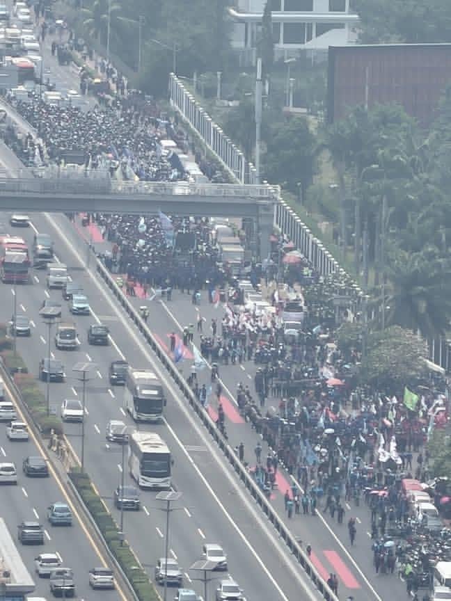 indepenSumatera's tweet photo. 🚨 UPDATE DEMO JAKARTA 6 OKTOBER 2026

Ribuan buruh turun ke jalan hari ini di kawasan Gedung DPR/MPR RI, Jakarta.

Sekitar 6.000 buruh diperkirakan mengikuti aksi untuk menyuarakan sejumlah persoalan ketenagakerjaan.

Tuntutan yang dibawa antara lain:

• kepastian kerja
• kenaikan dan perlindungan upah
• persoalan outsourcing
• pekerja kontrak
• pesangon
• perlindungan pekerja platform
• perlindungan buruh perempuan dan penyandang disabilitas
• pengawalan RUU Perlindungan Ketenagakerjaan

Polda Metro Jaya menyiagakan sekitar 11.261 personel gabungan untuk mengamankan jalannya aksi.

Arus lalu lintas di sekitar DPR/MPR juga disesuaikan secara situasional dengan kondisi di lapangan.

📍 DPR/MPR RI  Jakarta
📅 Selasa, 6 Oktober 2026

Yang turun ke jalan hari ini bukan sekadar membawa spanduk. Mereka membawa persoalan yang menyangkut langsung kehidupan jutaan pekerja: upah, kepastian kerja, perlindungan, dan masa depan keluarga.

Semoga aksi berjalan tertib, aman, dan aspirasi buruh benar-benar didengar.