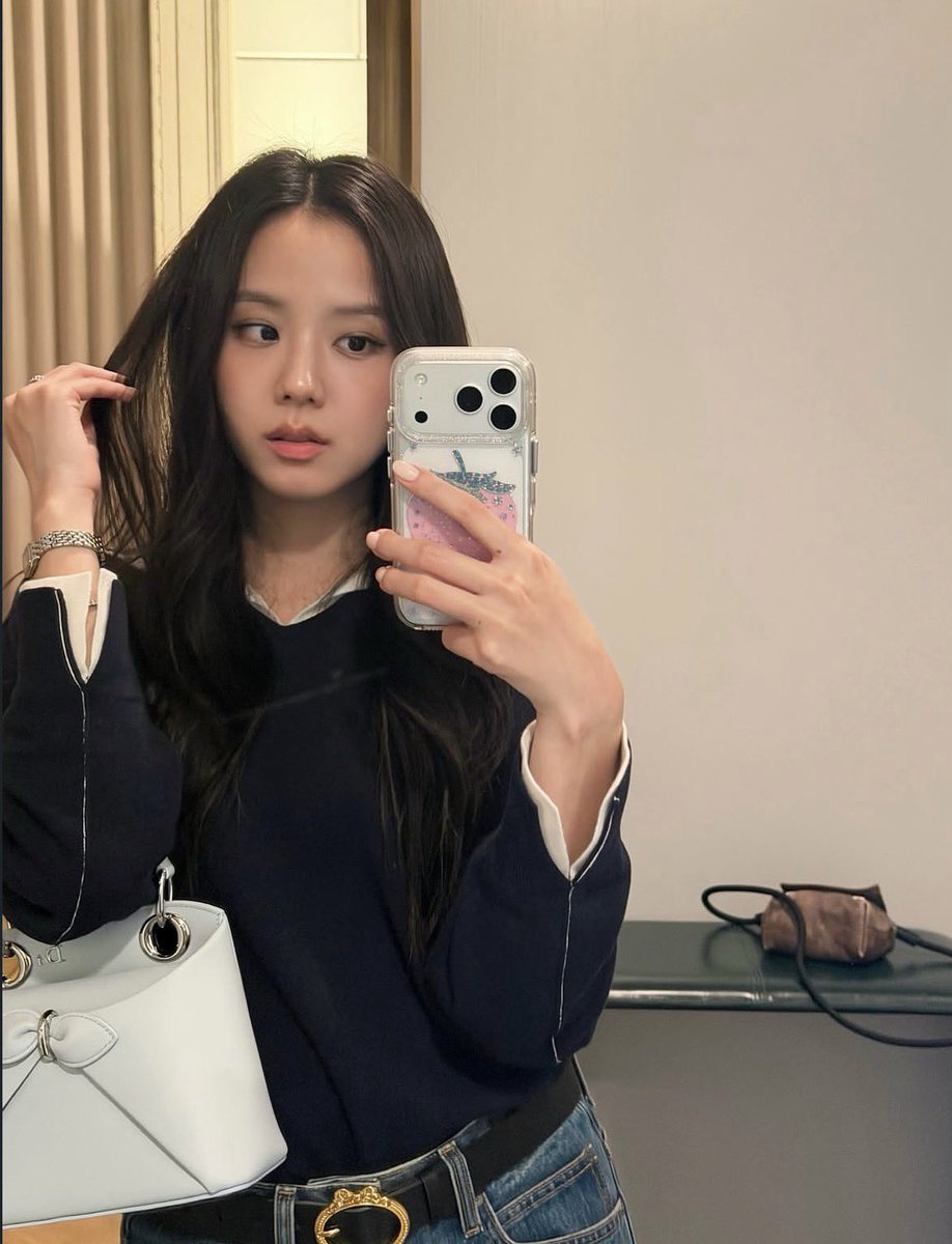 GODTIERJISOO's tweet photo. she knows how hot she is 🫠 https://t.co/n6JLQH7Hoj