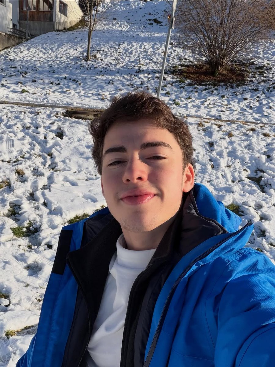 EmmaDavis2763's tweet photo. ☃️🇨🇭es hermoso estar en Suiza https://t.co/iB5lGp4L9I