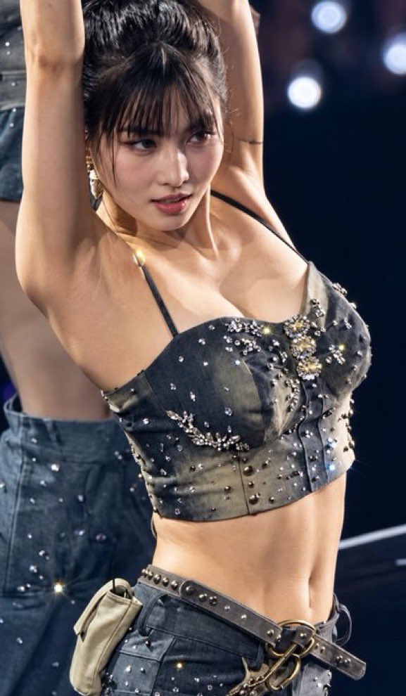 kpop_moment33's tweet photo. TWICE  MOMO
twice  モモ

モモのLIVEがカッコよすぎるしセクシーすぎてやばい🥺 https://t.co/PaurOvRLBu