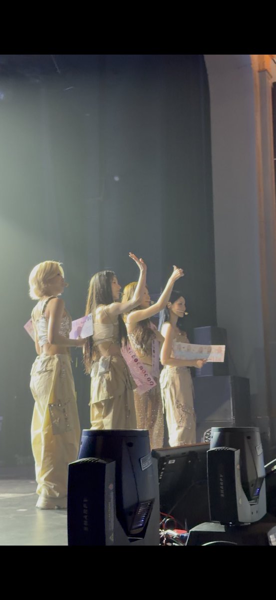 heynowokay's tweet photo. Toronto Ourii are the best ππ amazing vibes and energy and everyone was so sweet
Thank you all for taking slogans!!!!! Iβm so glad the girls got them!!!!!!!!
#ARTMS #ARTMSinToronto https://t.co/Wvs3Jx3Jfv