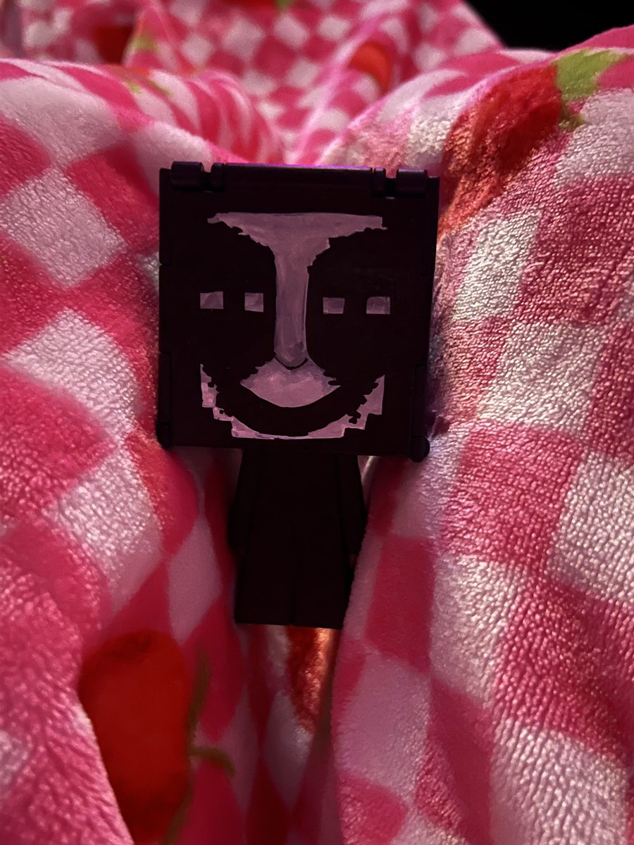 Who0isYuri's tweet photo. Little guy I made a while back 🥹
#minecraft #knocker #DIY #art https://t.co/1o55UC2axY