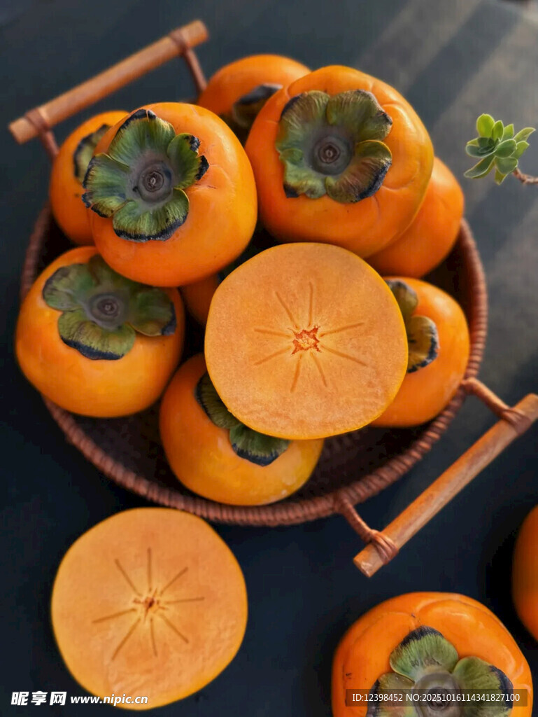 SummitPirao3g3's tweet photo. When autumn’s sweet persimmon meets a hearty picnic, my lucky basket and I are here for the perfect cozy pick-me-up! https://t.co/DYUQuUpE9e