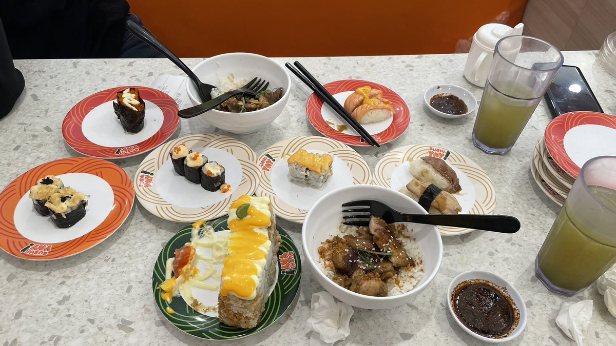 soolilacaa's tweet photo. sushi😙💗 https://t.co/VvFKRVvi3E