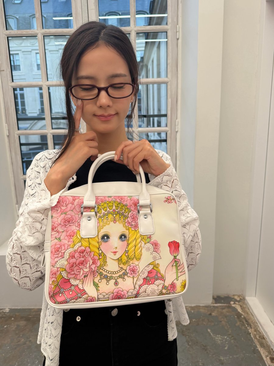 ForeverKimJisoo's tweet photo. 100626 JISOO Instagram post update. (1)

"Short free time in Paris" https://t.co/v6k2pO7im5