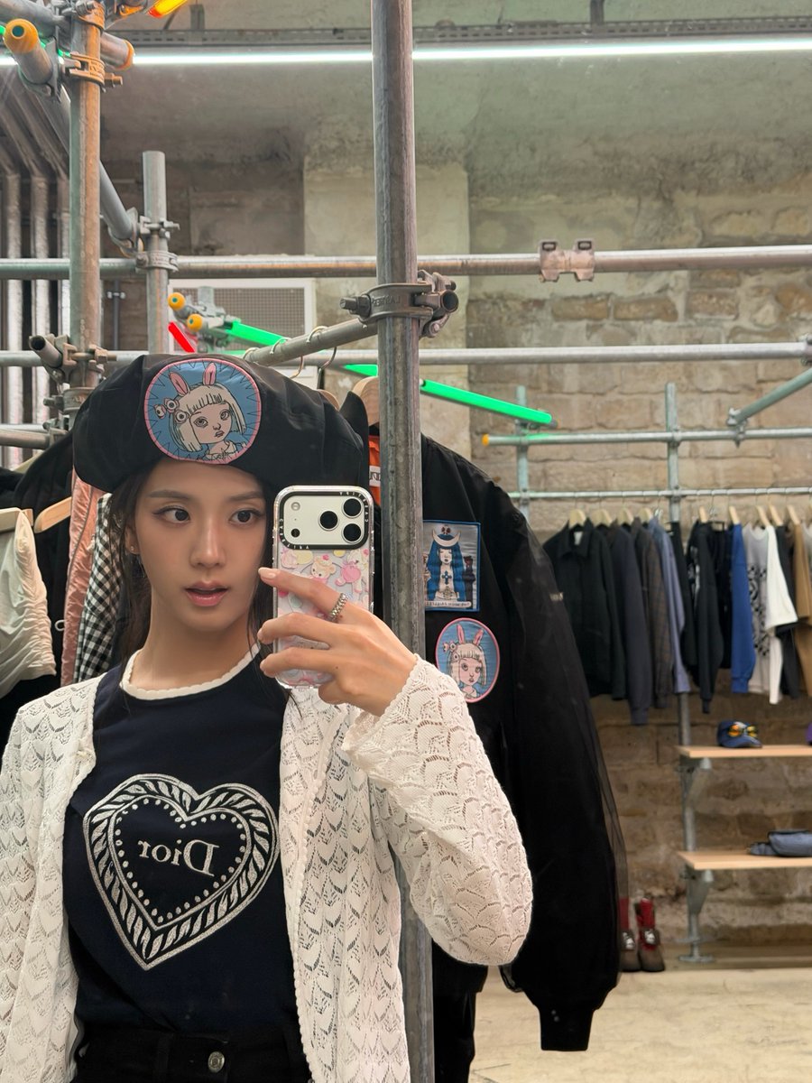ForeverKimJisoo's tweet photo. 100626 JISOO Instagram post update. (1)

"Short free time in Paris" https://t.co/v6k2pO7im5