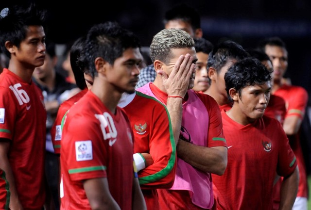 garistengah_id's tweet photo. Halo kalian. Iya kalian yang lagi nangis di depan tv atau bahkan di tribun GBK. Sekarang 29 Desember 2010 ya?

Aku datang dari 16 tahun yang akan datang. 

Aku tahu pasti sekarang rasanya sakit. Aku tahu betul itu. Karena dulu aku salah satu dari kalian.

Sayangnya, kegagalan ini bukan patah hati terakhir kalian. Banyak. Masih banyak patah hati-patah hati berikutnya.

Beberapa tahun lagi, sepak bola Indonesia akan melewati masa-masa yang jauh lebih melelahkan.

Akan ada pemain-pemain yang kalian cintai yang akhirnya pergi.

Pertandingan-pertandingan yang kalian kenang tanpa benar-benar menang.

Dan kesempatan-kesempatan yang kembali hilang.

Kalian akan patah hati.

Berkali-kali.

Dan mungkin, kalian akan berhenti berharap.

Tapi di satu titik, tim yang sekarang begitu kalian banggakan ini bakal selangkah lagi lolos Piala Dunia. Selangkah lagi. 

Bayangkan! Di masa ini, hal itu terasa sangat jauh kan?

Sayangnya almost is never enough. Selangkah lagi belum cukup karena kita belum benar-benar mendapatkannya.

Tapi tenang, seperti luka yang akan mengering pada waktunya, kecewa pun akan ada akhirnya.

Meskipun butuh waktu 16 tahun sejak AFF 2010--35 tahun sejak terakhir Indonesia juara--kita akan merayakannya kok.

Tangisan kalian tadi saat Firman Utina gagal penalti, saat Safee Sali menjebol gawang Markus, saat gol Nasuha nggak cukup, saat lihat rival berpesta di kandang kita.... semua, semua tangisan itu akan terobati.

Jadi, percaya, suatu saat pasti akan kita rayakan. Bahkan untuk hal-hal yang lebih besar lagi. Suatu saat, Indonesia akan tampil di Piala Dunia.