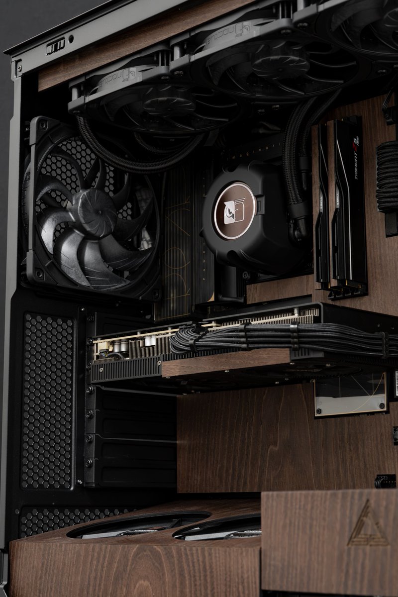 Aguel_design's tweet photo. Collab with @Montech_hq 
Sky3 case with @Noctua_at fans and dark walnut panels 👌🏻
Simple and elegant style https://t.co/7LgONlkmLE