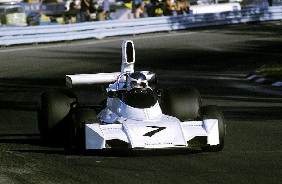 Smola_TT's tweet photo. #OnThisDay
52 lata temu Carlos Reutemann wygrał #USGP. Podczas wyścigu miał miejsce tragiczny wypadek Helmuta Koinigga. Austriak wypadł z toru, a jego samochód przebił barierę Armco na wylot i doszło do dekapitacji. Podium uzupełnili Jose Carlos Pace i James Hunt.
#ElevenF1
#F1PL https://t.co/xUz9IaRSVT