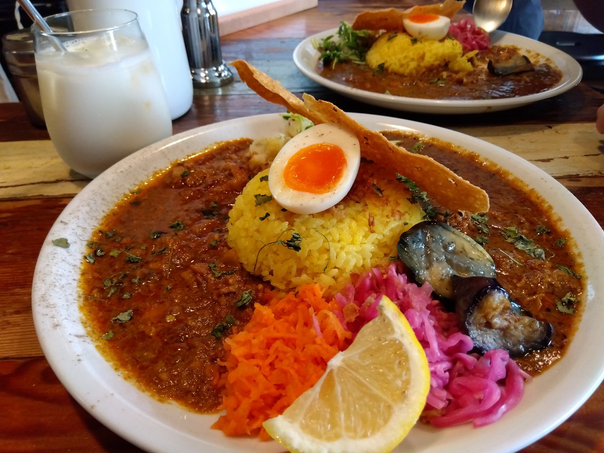 Eva19800706's tweet photo. 一年ぶりの檸檬さん。スパイスチキンとポークビンダルーのカレーにしました。ここのスパイスチキンカレーが好き。今日はお腹空いてたから、ご飯は普通盛りでマンゴーラッシーもつけました。レモンバスクチーズケーキはお腹いっぱいになり、注文せず。次回こそはトライしたい。 https://t.co/chhIdLt8Qa
