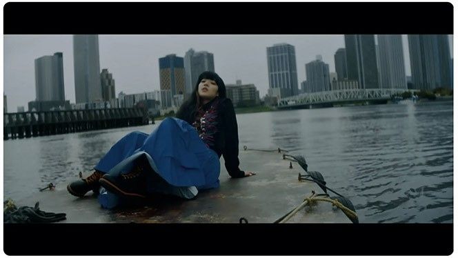 GINZA_magazine's tweet photo. ──初期の作品で、衣装が印象に残っているMVはありますか？

服部　どのMVも覚えてるな。それぞれ「どう見せたいか」の狙いがあったから。みょんはどう？

あいみょん　「今夜このまま」（18）は、それまであまりなかったキラキラしたトップを着ていて、新鮮だったなって覚えています。全編ほとんど船で、水の上にいるシチュエーションだったので、その衣装が光っていて。