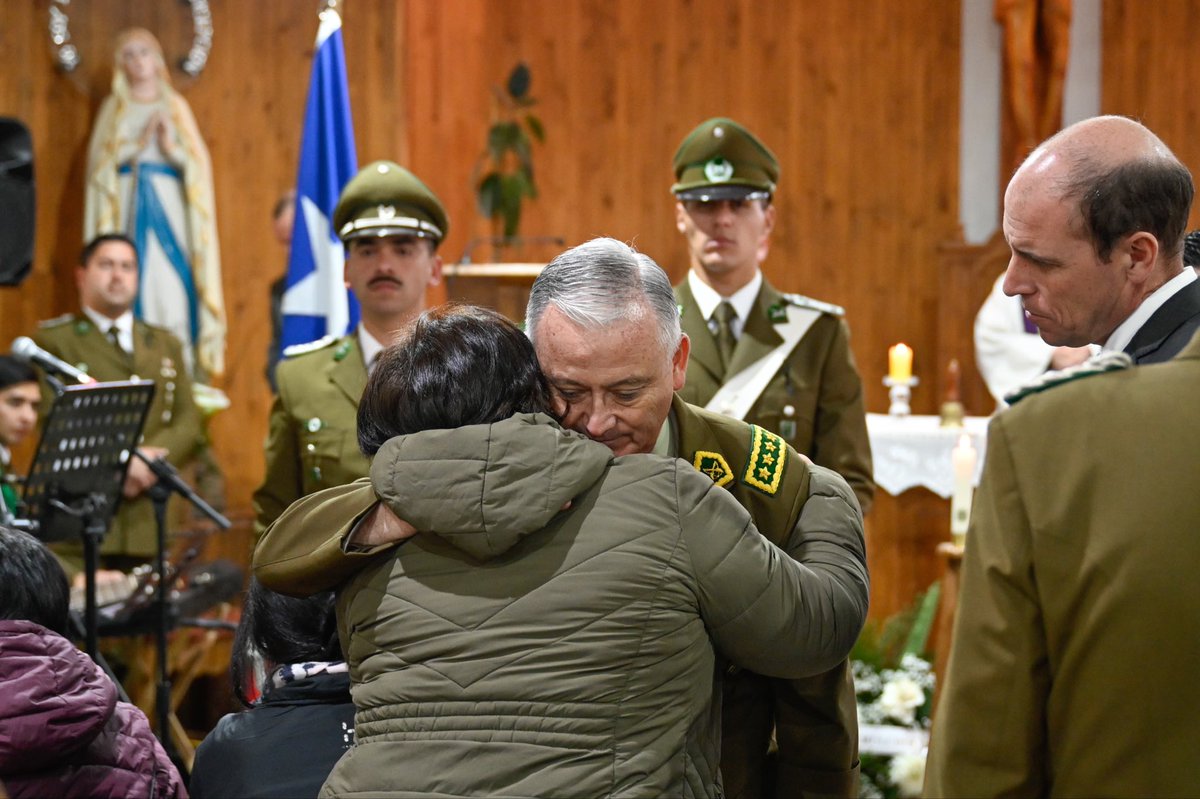 Carabdechile's tweet photo. 📍 Los Ángeles: Con la presencia del Ministro de Seguridad Pública, Martín Arrau, y del General Director, Marcelo Araya, se realizó un responso en honor y homenaje a nuestro mártir, el Sargento 2º Jaime Urrea Burgos (Q.E.P.D.).

La ceremonia religiosa se llevó a cabo en la Parroquia Inmaculada Concepción de Chacayal Norte, donde familiares, autoridades, camaradas y miembros de la comunidad se reunieron para acompañar y rendir un sentido homenaje a quien entregó su vida al servicio de Chile.
#OrdenyPatria