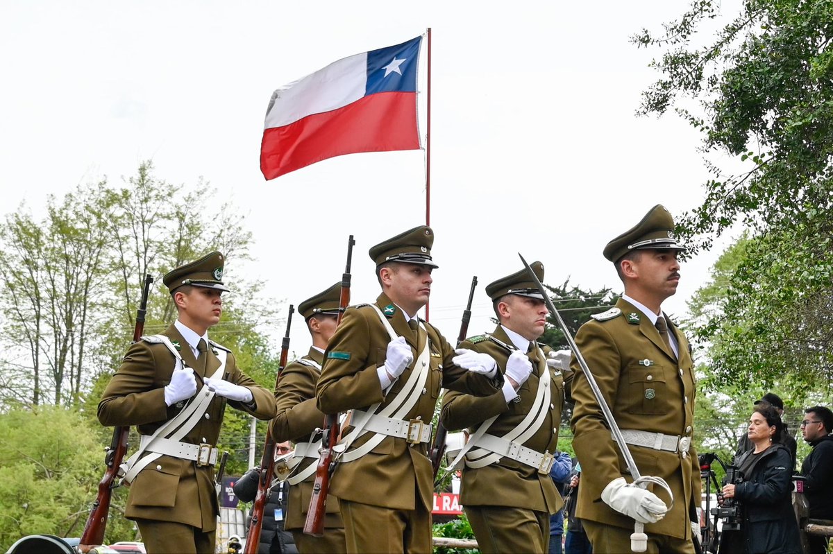Carabdechile's tweet photo. 📍 Los Ángeles: Con la presencia del Ministro de Seguridad Pública, Martín Arrau, y del General Director, Marcelo Araya, se realizó un responso en honor y homenaje a nuestro mártir, el Sargento 2º Jaime Urrea Burgos (Q.E.P.D.).

La ceremonia religiosa se llevó a cabo en la Parroquia Inmaculada Concepción de Chacayal Norte, donde familiares, autoridades, camaradas y miembros de la comunidad se reunieron para acompañar y rendir un sentido homenaje a quien entregó su vida al servicio de Chile.
#OrdenyPatria