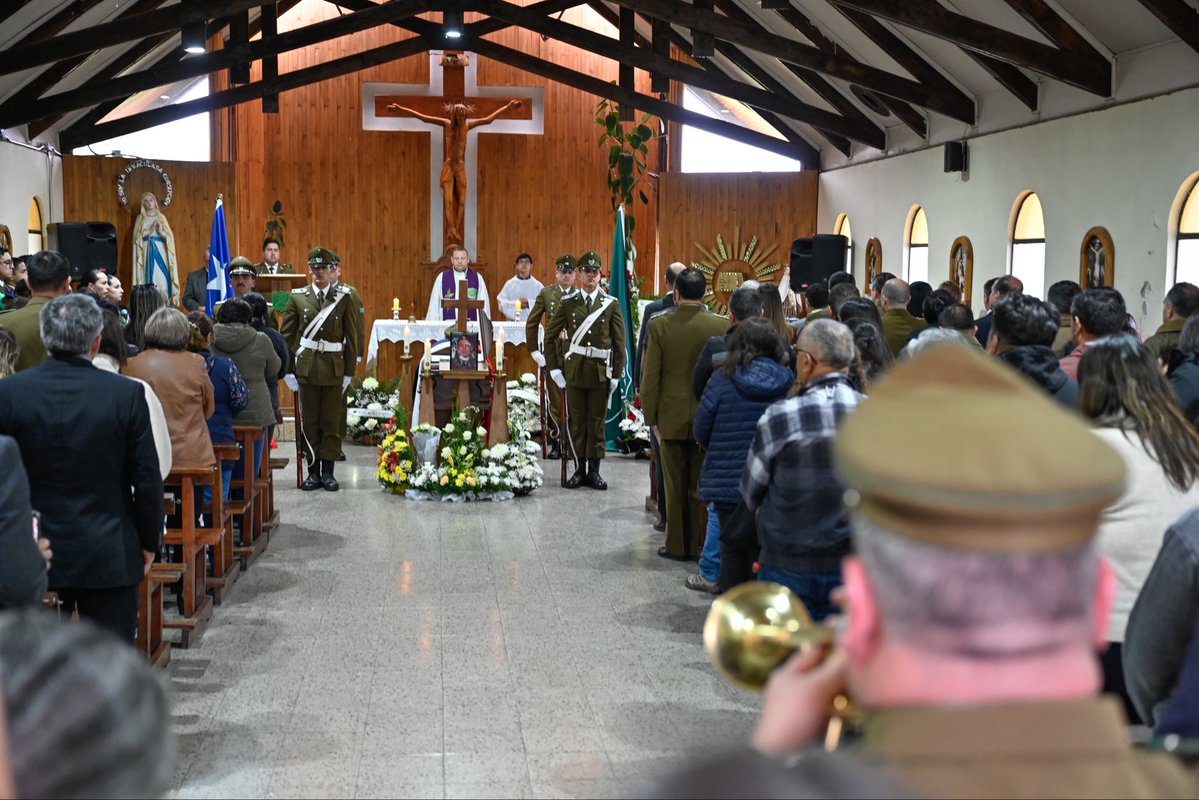 Carabdechile's tweet photo. 📍 Los Ángeles: Con la presencia del Ministro de Seguridad Pública, Martín Arrau, y del General Director, Marcelo Araya, se realizó un responso en honor y homenaje a nuestro mártir, el Sargento 2º Jaime Urrea Burgos (Q.E.P.D.).

La ceremonia religiosa se llevó a cabo en la Parroquia Inmaculada Concepción de Chacayal Norte, donde familiares, autoridades, camaradas y miembros de la comunidad se reunieron para acompañar y rendir un sentido homenaje a quien entregó su vida al servicio de Chile.
#OrdenyPatria