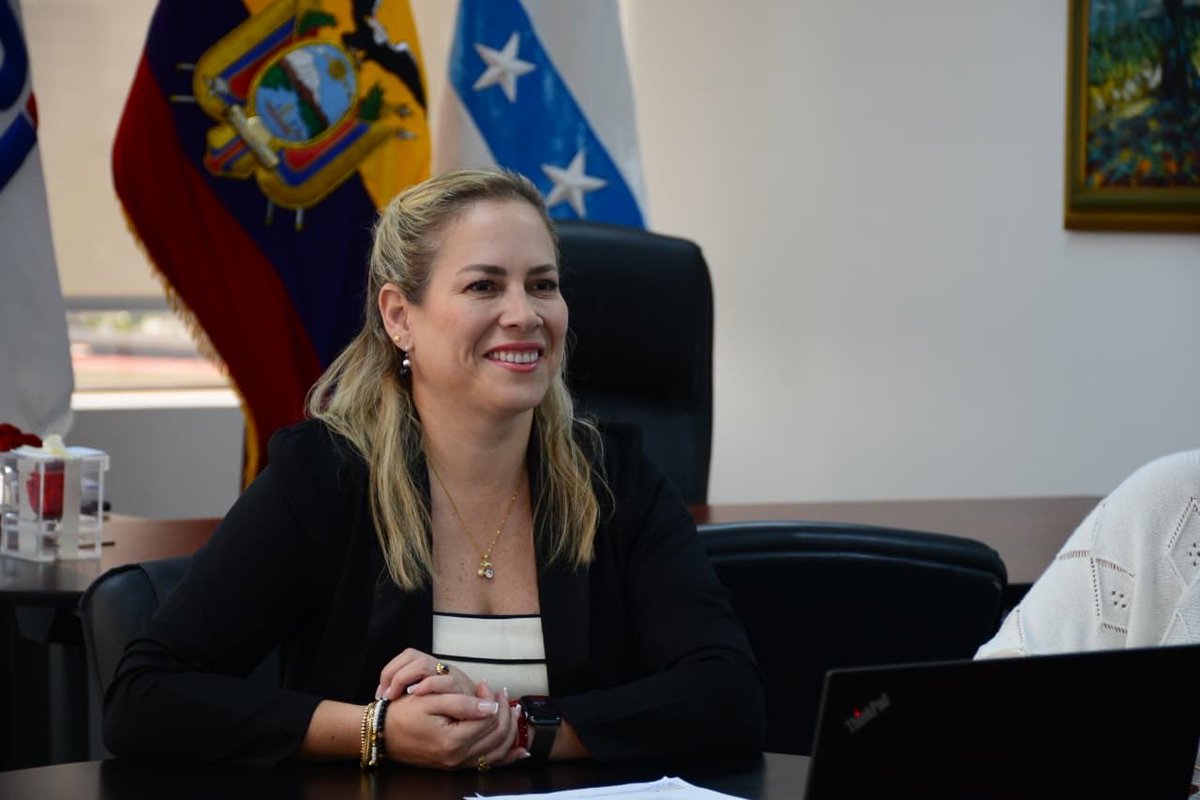 AlexaNavarreteR's tweet photo. ¡Ecuador fortalece su mirada tributaria con estándares internacionales!

Mantuve un encuentro virtual con representantes de la @OECD para dialogar sobre el Proyecto Erosión de la Base Imponible y Traslado de Beneficios (BEPS).

El diálogo permitió revisar los principales ejes de este trabajo internacional y la evolución de los estándares tributarios que buscan generar mayor transparencia y equidad en la tributación, especialmente frente a las operaciones de empresas multinacionales.

Desde el SRI seguimos impulsando una Administración Tributaria alineada con las mejores prácticas internacionales, fortaleciendo nuestras capacidades para enfrentar riesgos tributarios y contribuir a un sistema fiscal más justo, transparente y eficiente.

#SRIenAcción🇪🇨
