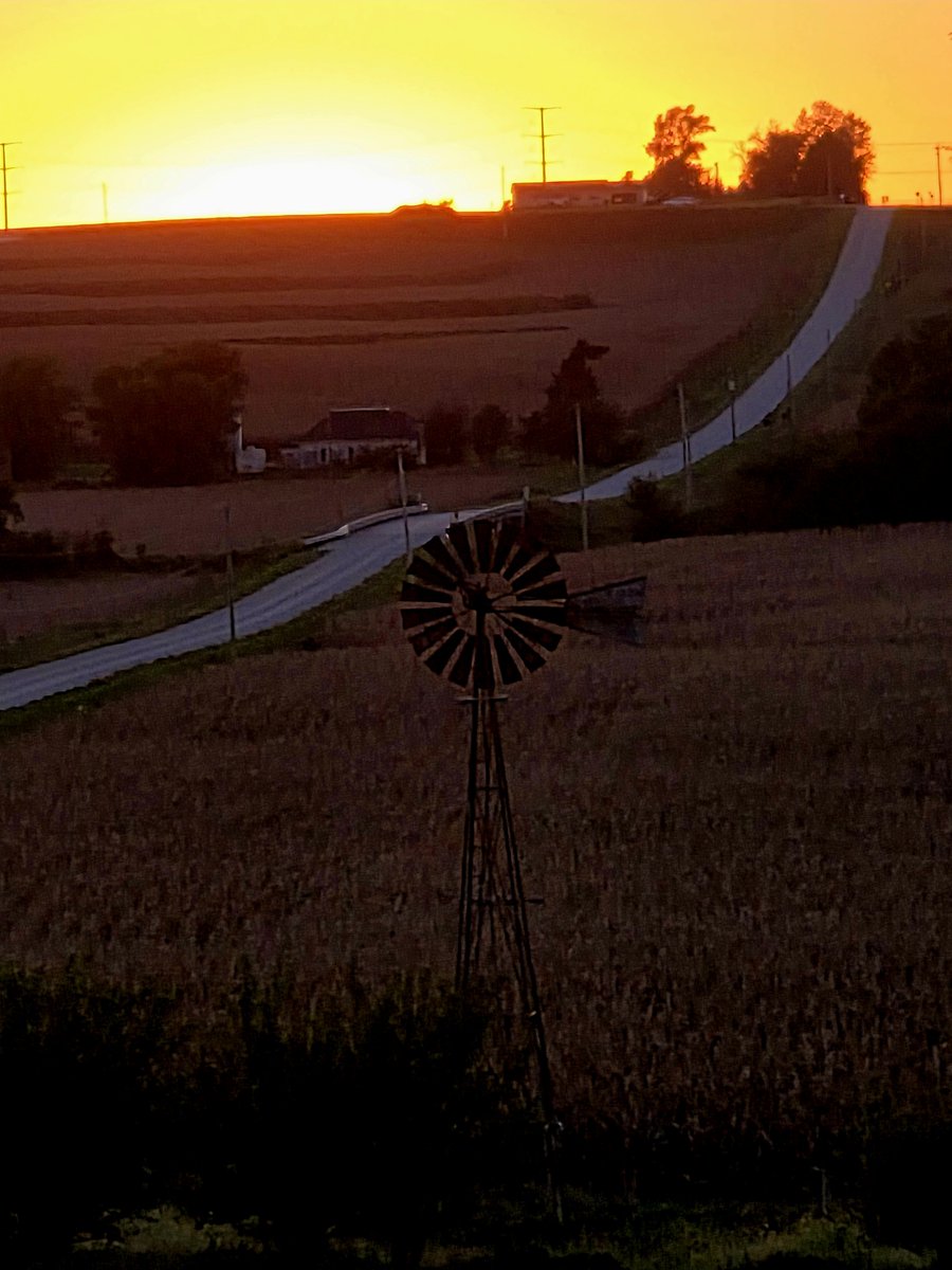 durandcompton's tweet photo. End of shift. I can hear the combines lurking in the fields. https://t.co/Am8CLaGOCG
