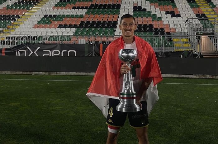 Persfootball's tweet photo. “Players in small overseas clubs that have won nothing and will probably never win anything  in their careers” they said. https://t.co/wboIV84x2w