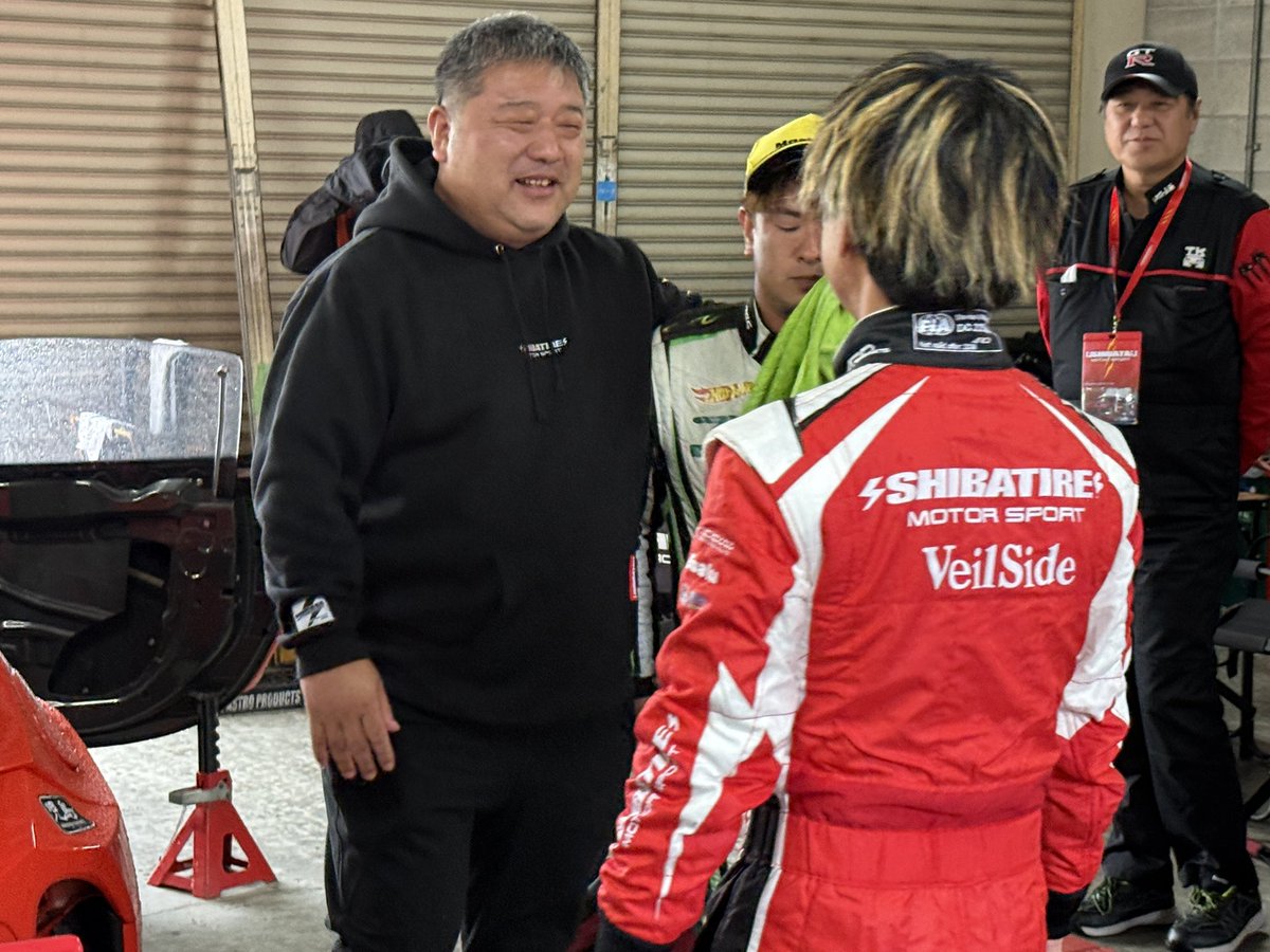 TK_X_abechan's tweet photo. FDJベス���4対戦後の裏側。
柴田社長が2人のお父さんの様…涙

#FDJ  #シバタイヤ #TMSレーシング
#蕎麦切広大 #高橋和巳 https://t.co/OtQFkKJ2W2