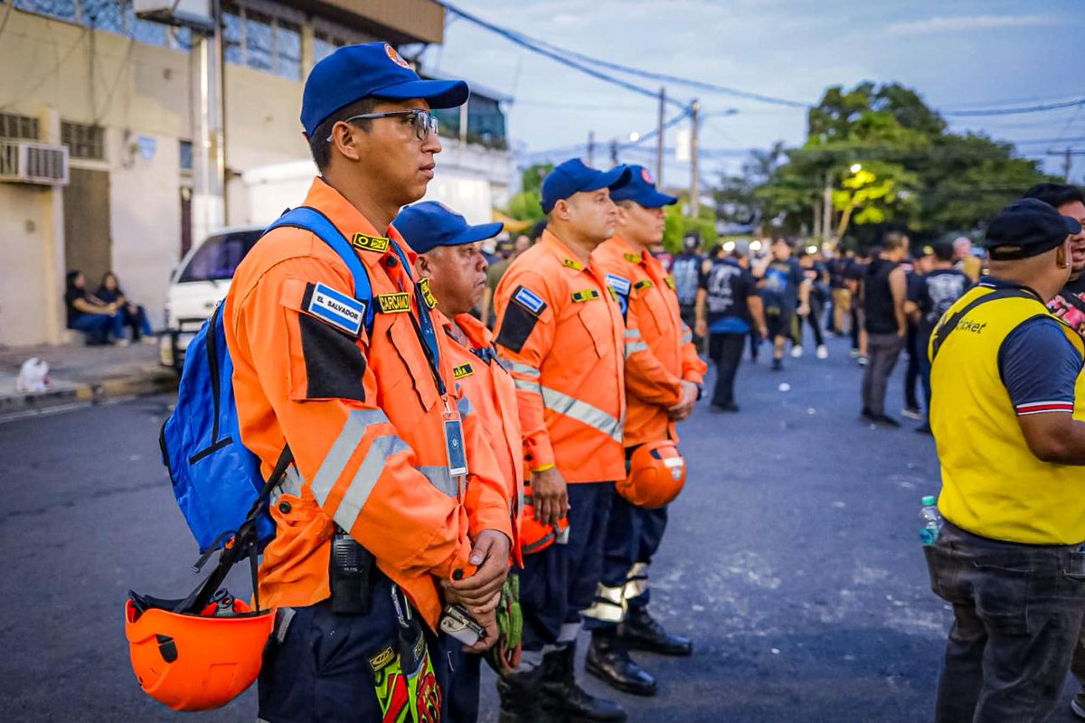 SecPrensaSV's tweet photo. El Equipo Táctico Operativo de @PROCIVILSV ha desplegado un dispositivo de seguridad y de atención prehospitalaria en el Estadio Jorge "El Mágico" González, donde esta noche se presentará @IronMaiden, para garantizar que los asistentes disfruten con tranquilidad de este concierto.