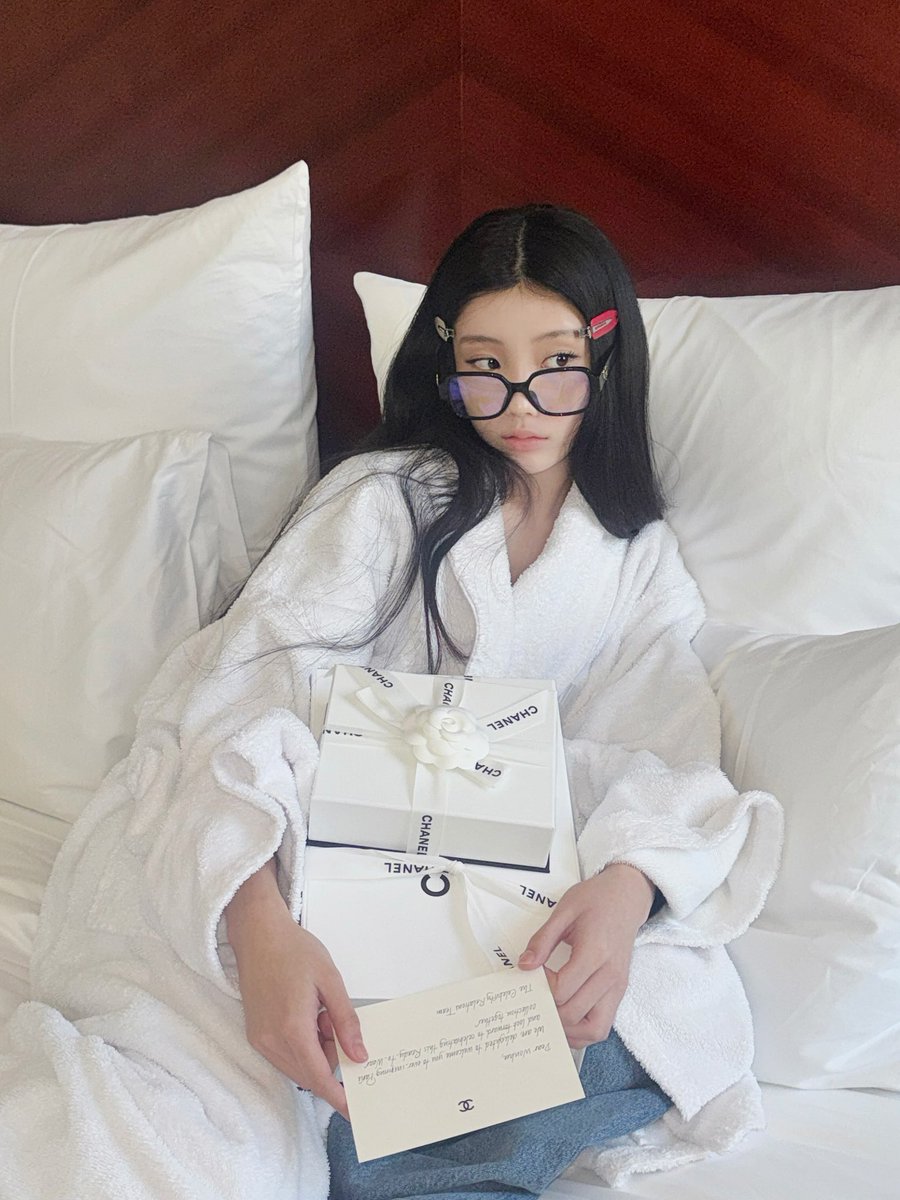 igotyourgllit's tweet photo. she’s so classy to be peacefully resting in an expensive hotel whilst her antis are actively raging and squirming because of her impact… oh wonhee the woman you are https://t.co/YGADCmCgAV
