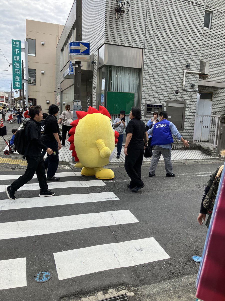 ohoribatabunko's tweet photo. 日曜日の朝、店の前を珍しい人が歩いていた。 https://t.co/3RAaGm0Mv7