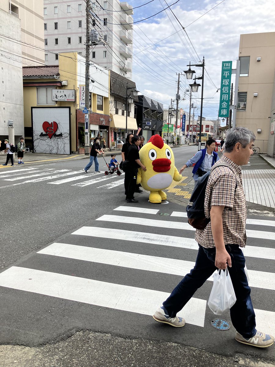 ohoribatabunko's tweet photo. 日曜日の朝、店の前を珍しい人が歩いていた。 https://t.co/3RAaGm0Mv7