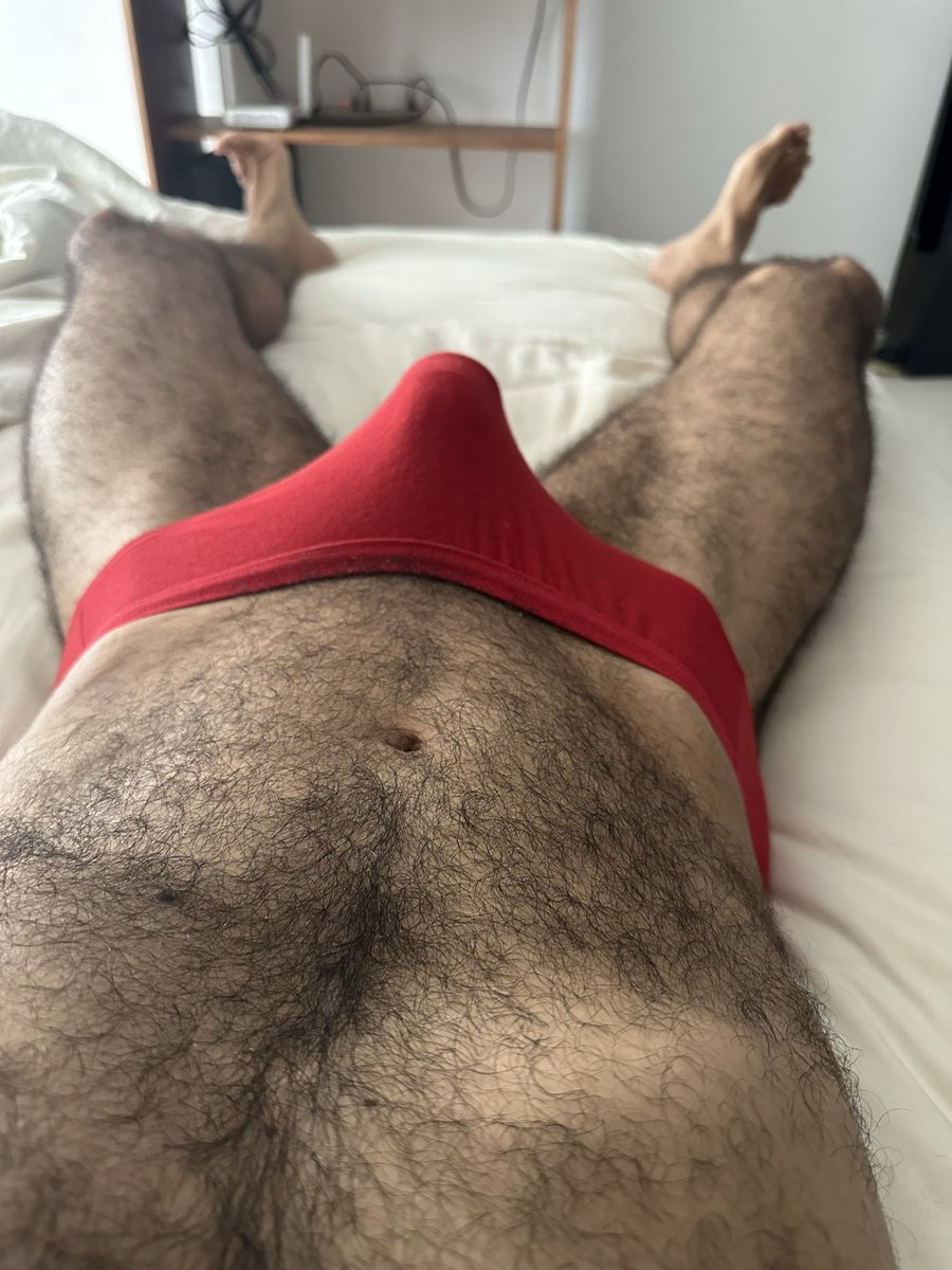 trusa777's tweet photo. Las trusas rojas se te ven estupendas!! 
@mr_barbudo50 https://t.co/lMlJTRiKXz