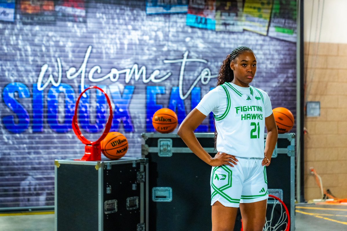 UNDwbasketball's tweet photo. Camera ready!📸📸

#UNDproud | #LGH https://t.co/cVOrBrcrGG