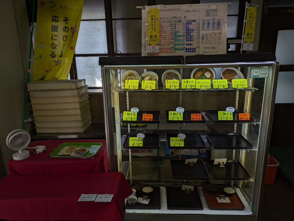 CtvTub53's tweet photo. 朝7時半から営業している愛知県庁本庁舎5階にある食堂(一般利用可)で2度目の朝食。予め番台でおばあちゃんに注文･支払いをするスタイルが良い。朝の時間帯は麺類のみだが、注文したきしめんは鰹出汁がしっかりと効いてて美味。朝のラジオ体操が庁舎内に流れる中、この時間をじっくり味わった。 https://t.co/IO0M2low7S