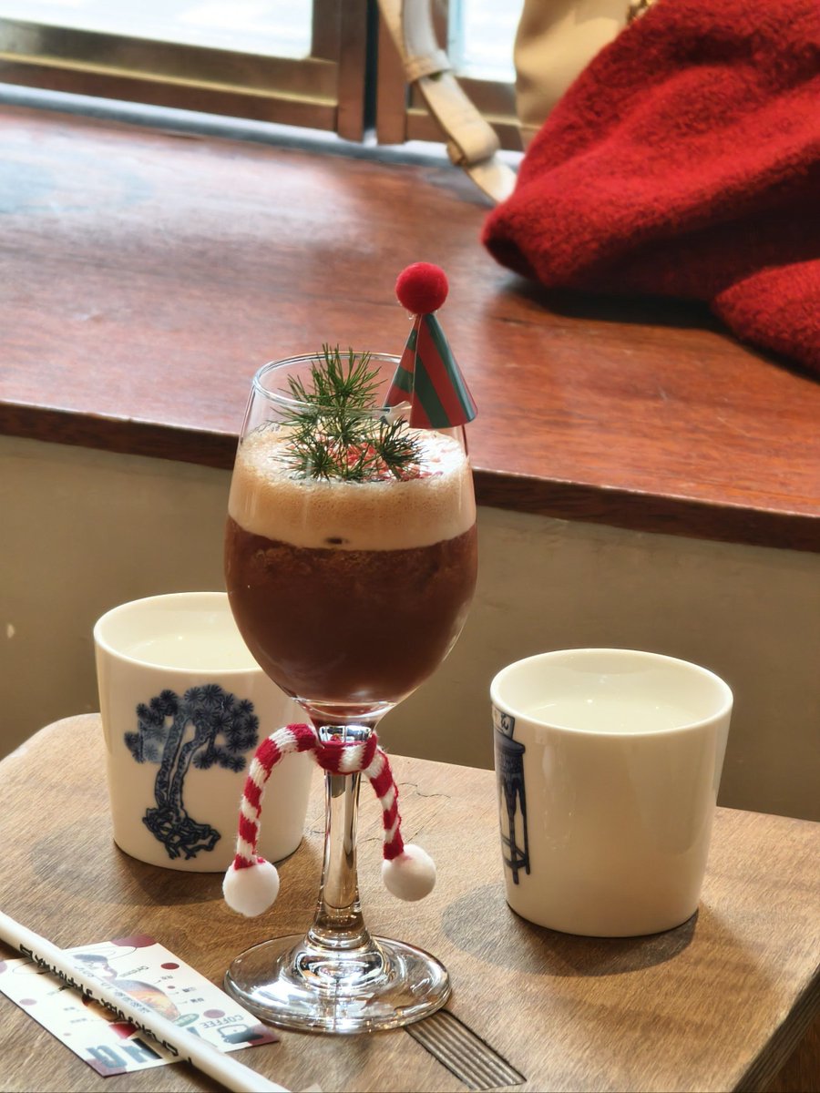 xfjb3uxsphxeWpp's tweet photo. "This cozy café has a fee for the hood, and the friendly guys here love to share warm stories with every guest~"， https://t.co/kkoMes65eD