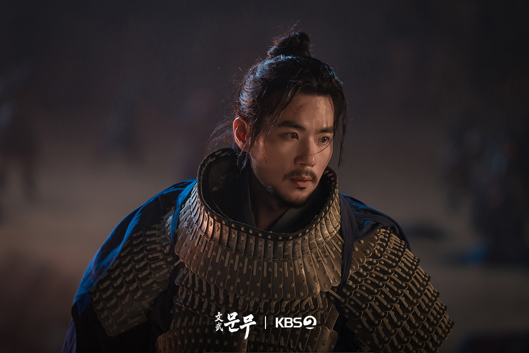 KBS_drama's tweet photo. [📸]

신라의 운명을 짊어진 지략가
삼국통일을 향해 나아가는 김춘추 김강우🗡️

🏹 600년간 이어진 전쟁과 삼국 내부의 격변 속에서 승리를 위해 모든 것을 건 지도자들의 이야기를 그린 드라마

KBS 2TV 대하드라마 [문무]
11월 14일 (토) 첫 방송

#KBS #문무 #이현욱 #장혁 #김강우 #박성웅 https://t.co/ZCkM9WRuOV
