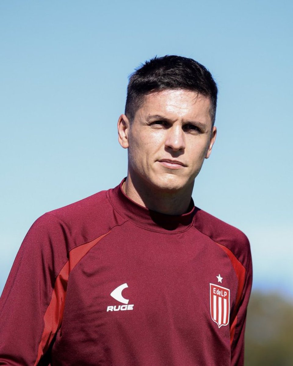 ElPiojoDelLeon's tweet photo. Ya ni siquiera se limita a lo futbolístico.

Entra y le transforma la cara al equipo, pisa la cancha y los 10 compañeros cambian el ánimo. Hoy genera el penal que abre el partido, y se queda jugando con la cabeza hecha mierda. Ya le queda chico el mote de referente, ÍDOLO. https://t.co/1JL9wEPGvX
