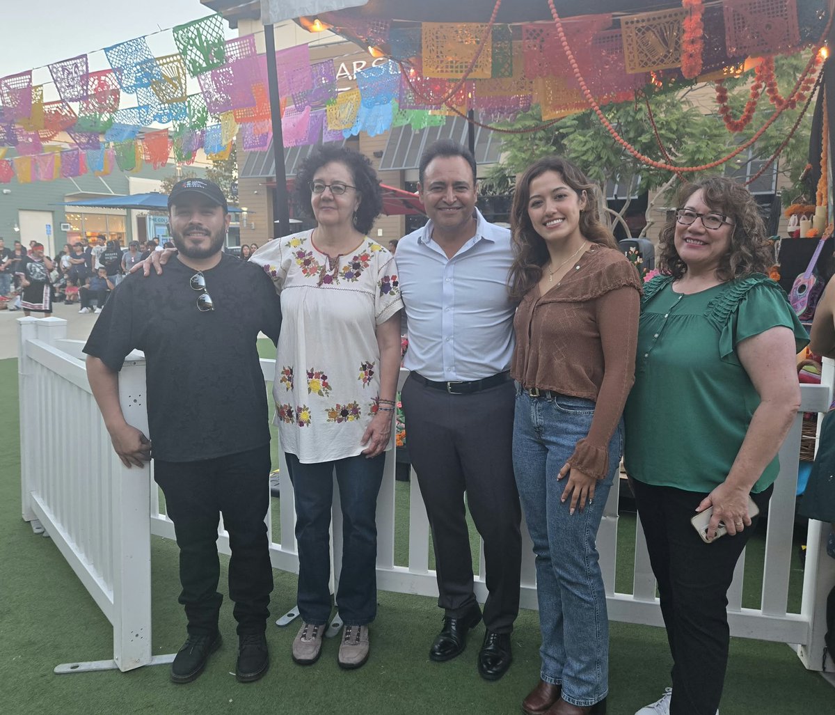 ConsulMexOxn's tweet photo. 📌El pasado viernes, @ConsulMexOxn acudió a la inauguración del #AltarComunitario de #OPAC en @TheCollectionRP🕯️💀🌼

Un encuentro para celebrar la vida, honrar a quienes han partido y preservar una de las tradiciones más queridas de México: el #DíaDeMuertos. 🇲🇽🧡🌺 https://t.co/4WAqJUBQV7