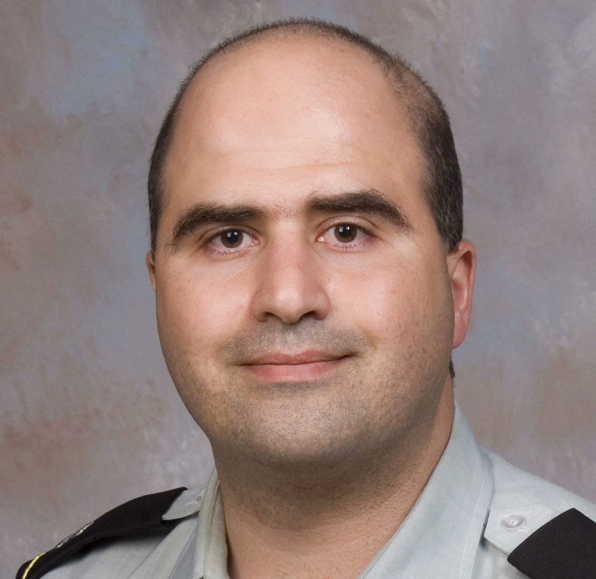 AlertaNews24's tweet photo. 🇺🇸 | Trump aprueba ejecución por pelotón de fusilamiento del Ejército para Nidal Hasan, condenado por matar a 13 y herir a 32 en el ataque de 2009 en Fort Hood. https://t.co/4bJk5isnFB
