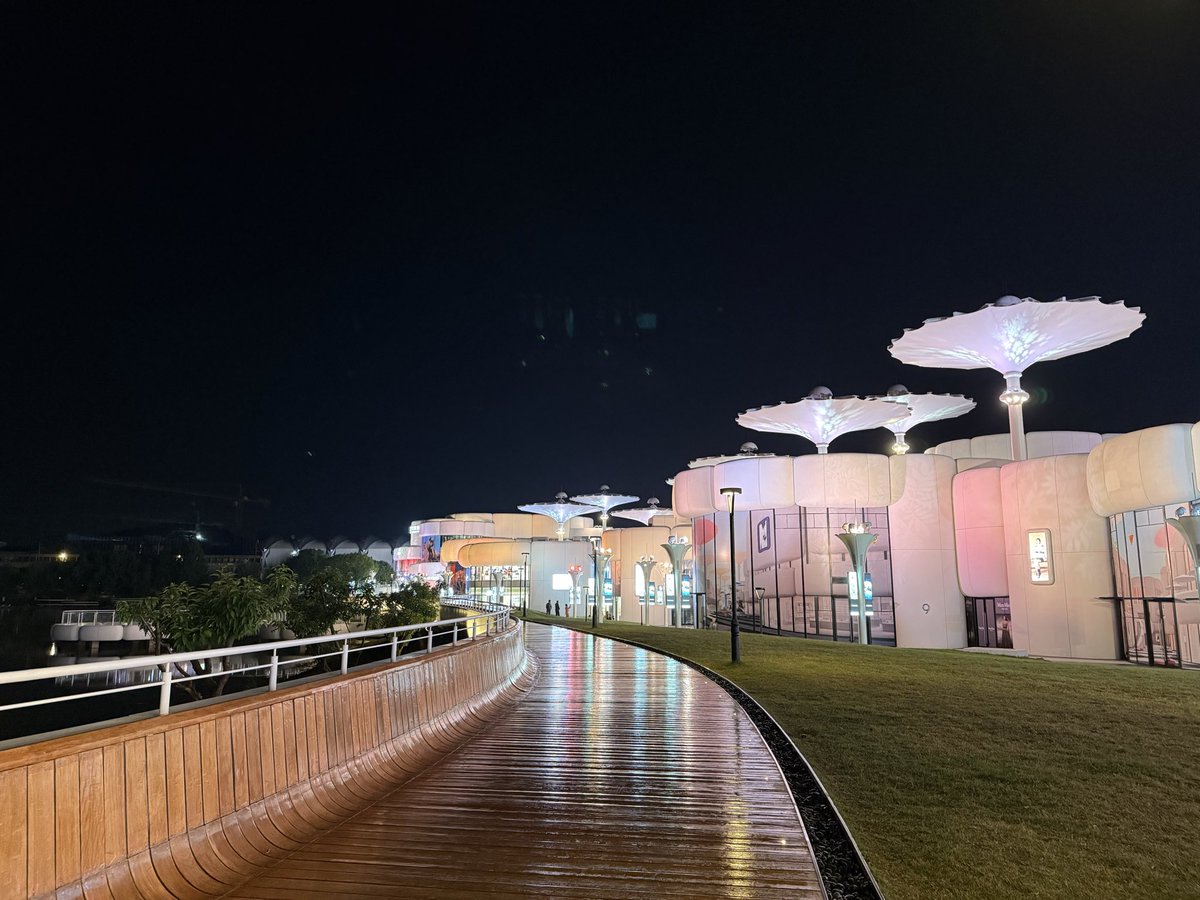 MgSevenxx's tweet photo. 昨晚到新开业的商场转了一下，没想到夜色下更漂亮。没有辜负他取名艺术。值得没事逛逛的。 https://t.co/qAKaLJXP0B