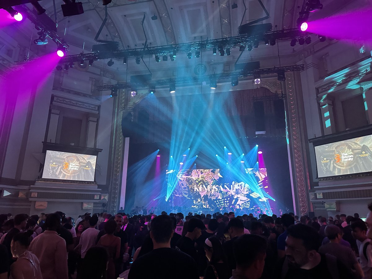 candowa_au's tweet photo. Singapore came alive last night.

Consider #TOKEN2049 week officially opened. 🇸🇬 https://t.co/AYSUxYzUoT