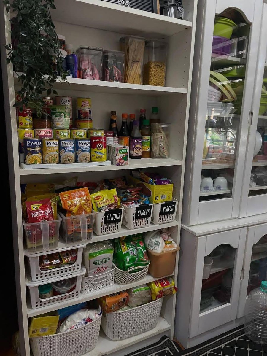 bella_max5309's tweet photo. MHIE, hindi na ako nabubuhay sa sahod. Nabubuhay na lang ako sa 50% OFF voucher at free shipping 😭💀📦 Yung ₱2K na cart, biglang kalahati na lang dahil sa vouchers at discounts. Nasa baba yung mga legit stores para tipid ka rin sa checkout. ✨ https://t.co/t1rtKTG7og