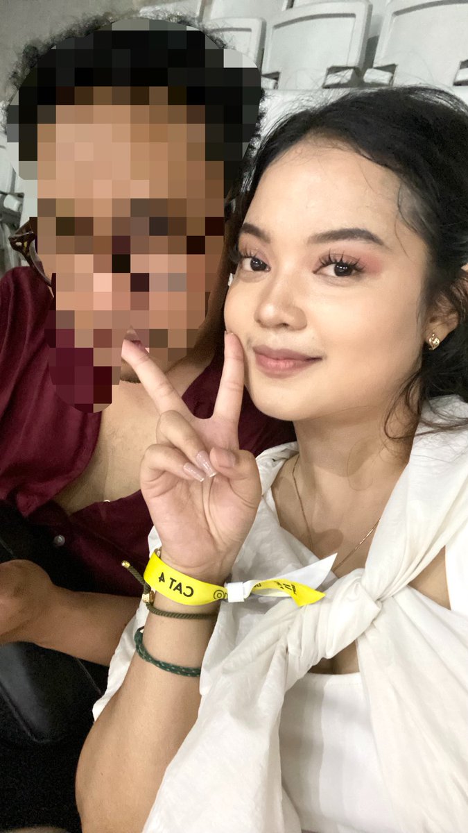 urdruggss's tweet photo. @fitriandriana29 foundie muaq kak, aku pake pas konser bruno 2024 udh naik tangga sampe 7 lantai masih stay on keren bgtt. ini foto diambil pas beres konser. jgn lupa kalo konser makeup itu hrs matte, ilusi glowy bisa pake highlighter💞

pardon my boyfie aku blur https://t.co/6Bo3qDbz0n