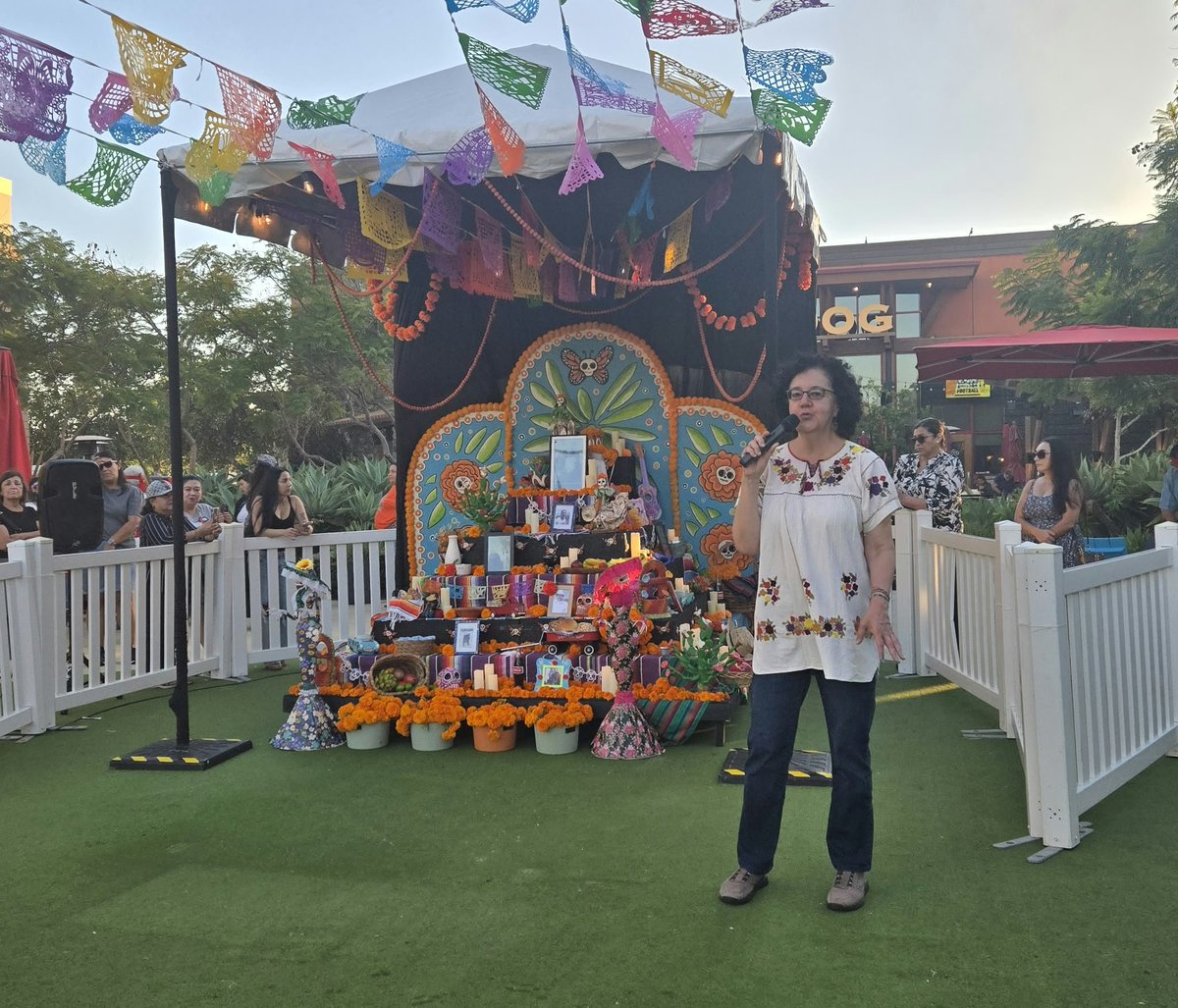 ConsulMexOxn's tweet photo. 📌El pasado viernes, @ConsulMexOxn acudió a la inauguración del #AltarComunitario de #OPAC en @TheCollectionRP🕯️💀🌼

Un encuentro para celebrar la vida, honrar a quienes han partido y preservar una de las tradiciones más queridas de México: el #DíaDeMuertos. 🇲🇽🧡🌺 https://t.co/4WAqJUBQV7