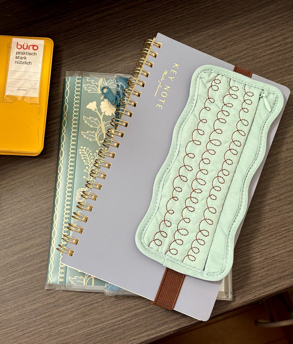 MS_Corp_salesD's tweet photo. おはようございます！
本日の名古屋は晴れ☀️

最近買ってお気に入りの文具を紹介します！
ノートにつけられるペンケースです🖊️

ぐるぐる柄に一目惚れしました…☺️
ペン以外のちょっとした小物も入るので便利🌟

#企業公式が毎朝地元の天気を言い合う
#企業公式秋のフォロー祭り
#企業公式相互フォロー https://t.co/3tHWVTngmf