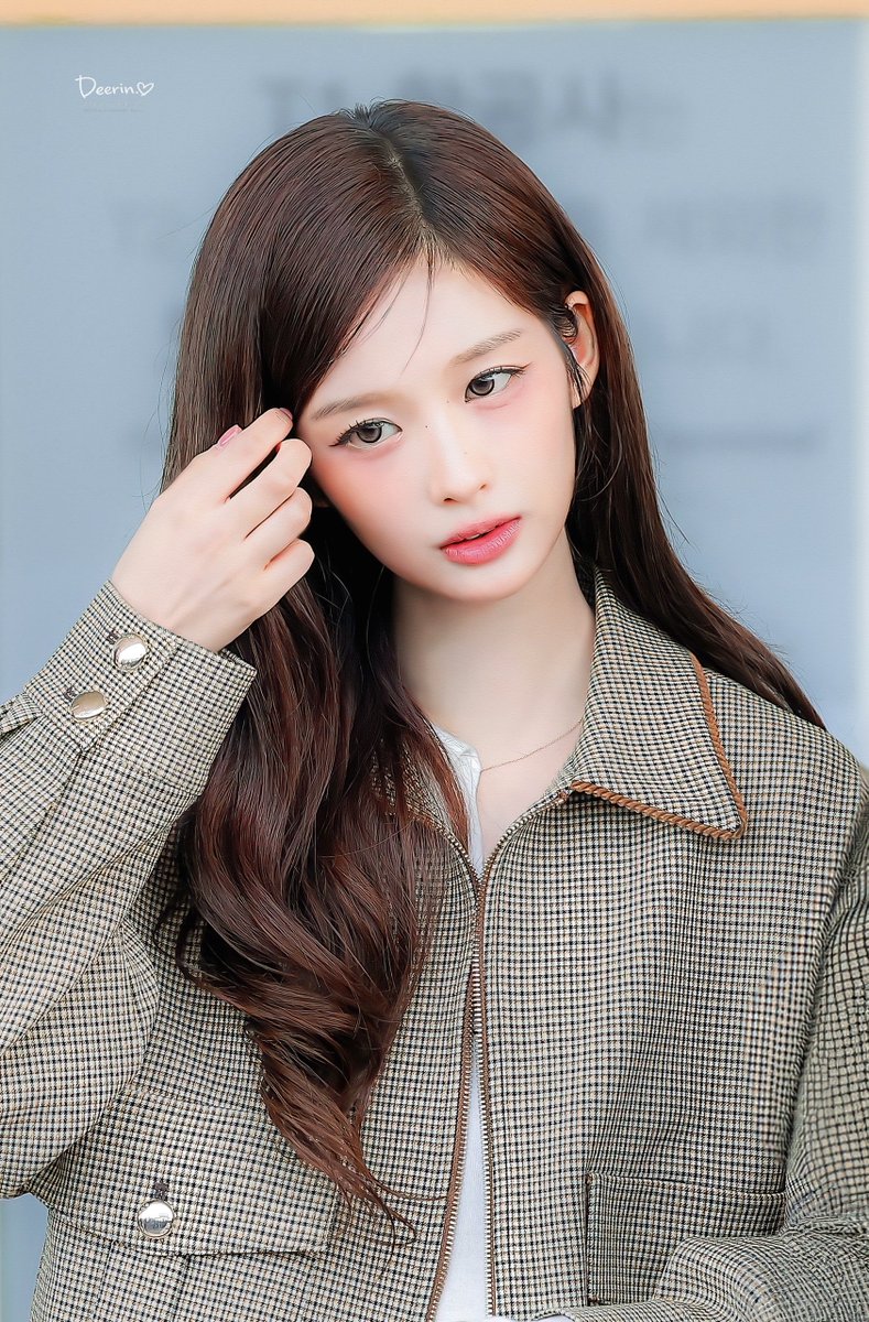 deerin0126's tweet photo. #설윤 #SULLYOON
#엔믹스 #NMIXX
260911 HQ
| ˶'ᵕ'˶）🫎🦌👸🏻 https://t.co/wskWXnKZsA