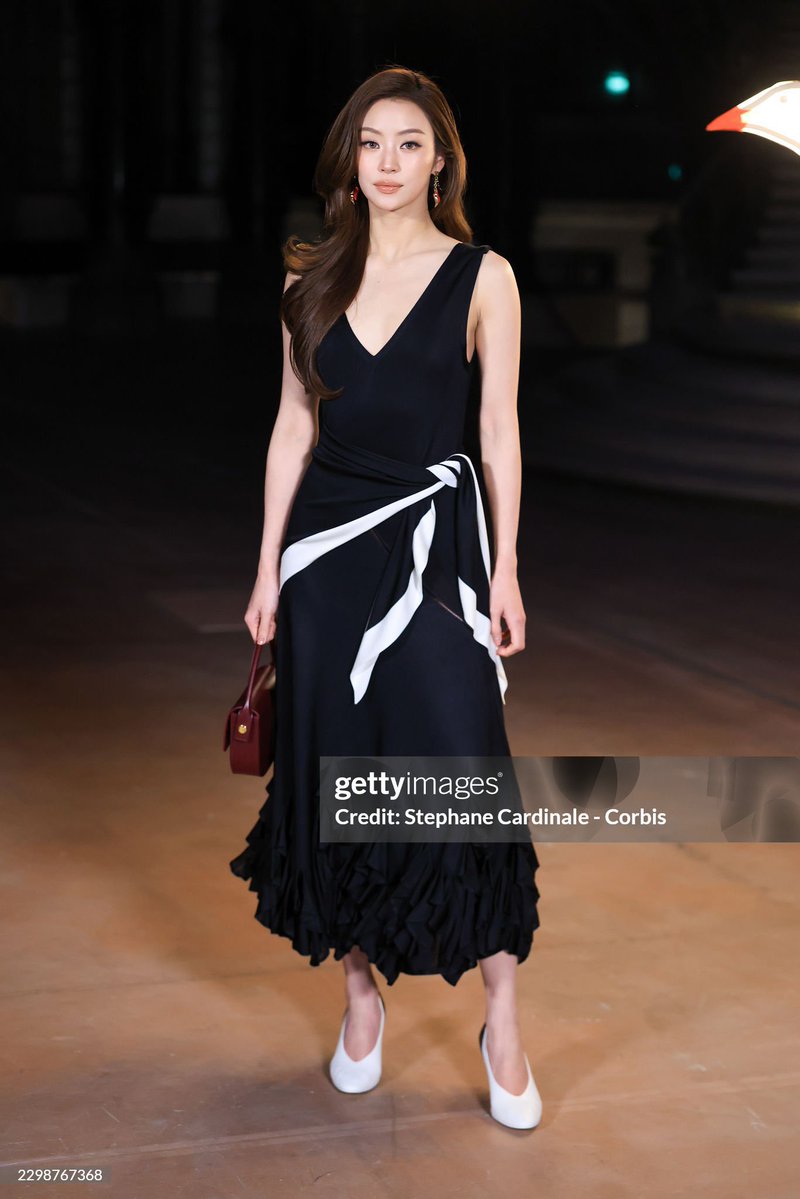petalssourire's tweet photo. Elegant, sophisticated and undeniably gorgeous .. CHANEL GIRL✨

#CHANELSpringSummer 
#CHANEL #PFW 
#CHANELSS27xLenaMiu 
#MiuNatsha https://t.co/5yc3jNOOp2