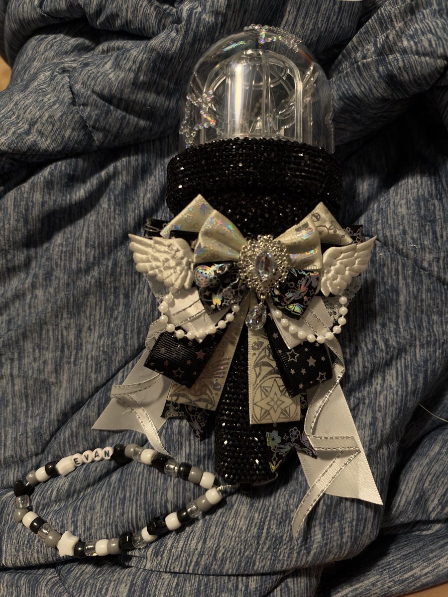 starryxheevan's tweet photo. Finally finished decorating my evan lightstick 🥹🥹🥹 https://t.co/xXgjXgQHMM