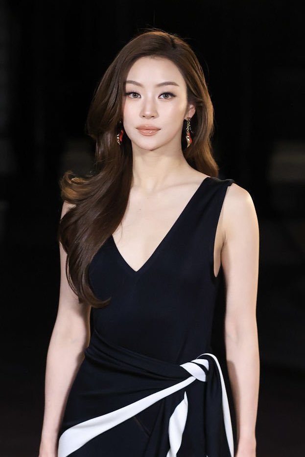 fullfeel4's tweet photo. ห๊ะ หมิว ณัชชากินกล้อง getty image จริงๆแก สวยเหมือนรีทัชมาทุกส่วน แต่เปล่า ชีสวยทะลุกล้องมาเองเลย 😭😭😭😭😭😭😭😭😭

#CHANELSS27xLenaMiu
#LalinaLena #MiuNatsha
#CHANELSpringSummer 
#CHANEL #PFW https://t.co/3BcCEj70o8