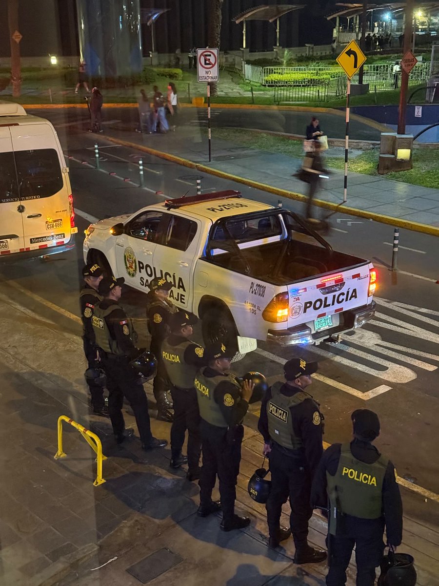 solopasaenperu's tweet photo. Entonces para cuidar a los BTS hay tombos y buena cantidad

¿Y para cuidar a los choferes que vienen siendo asesinad0s todos los días? 

No me jodan https://t.co/9rREGYXunC
