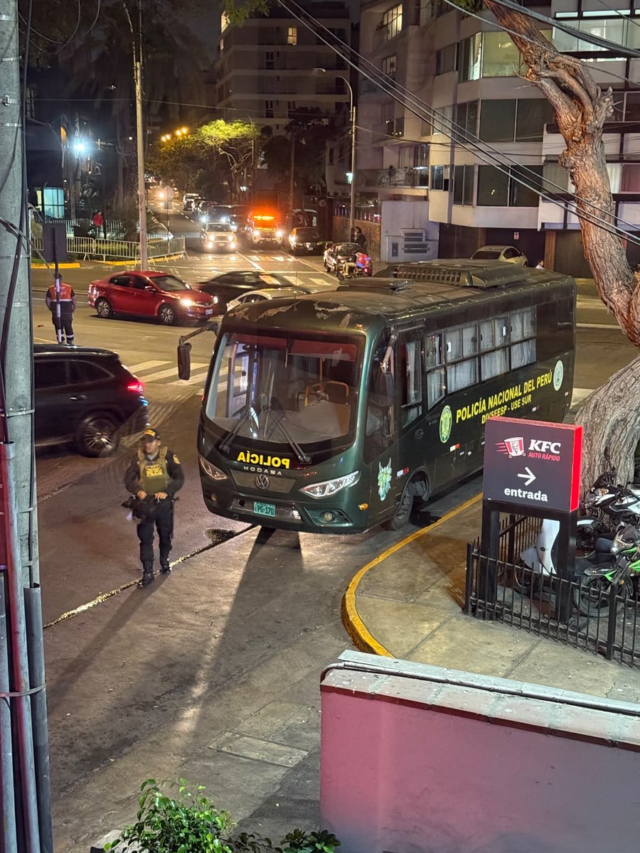 solopasaenperu's tweet photo. Entonces para cuidar a los BTS hay tombos y buena cantidad

¿Y para cuidar a los choferes que vienen siendo asesinad0s todos los días? 

No me jodan https://t.co/9rREGYXunC