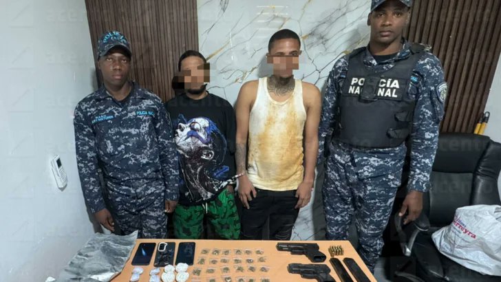acentodiario's tweet photo. Agentes de la Dicrim ocuparon más de 600 porciones de presuntas sustancias narcóticas y dos pistolas durante operativos realizados en Sabana Grande de Boyá, Monte Plata.

🔗https://t.co/3QmbwwqK0D

#Acento #AcentoDiario https://t.co/3xn1kz806O